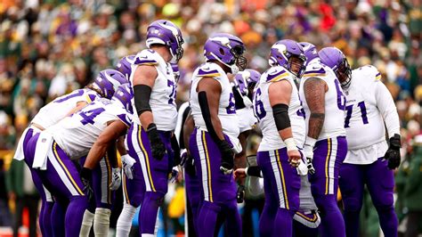 NFL Expert Picks: Vikings Underdogs Against Packers in Week 1.